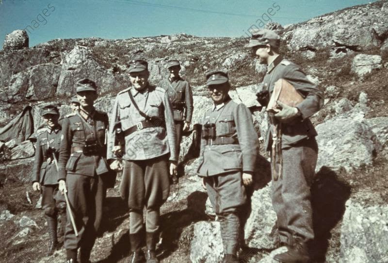 Eduard Dietl con oficiales alemanes y finlandeses en la tundra rusa durante la operación Zorro plateado, julio de 1941