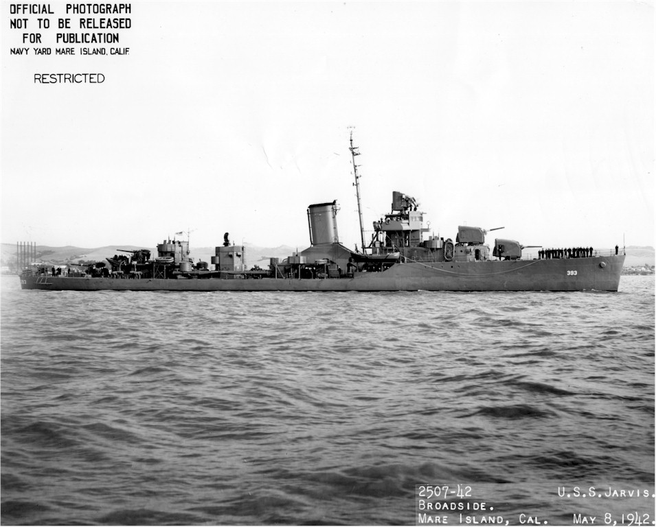 El USS Jarvis DD-393 fotografiado en Mare Island en mayo de 1942, el Jarvis se encontraba averiado y estaba camino a Australia en solitario, del 8 al 9 de agosto, cuando fue interceptado y hundido por aviones japoneses provenientes de Rabaul