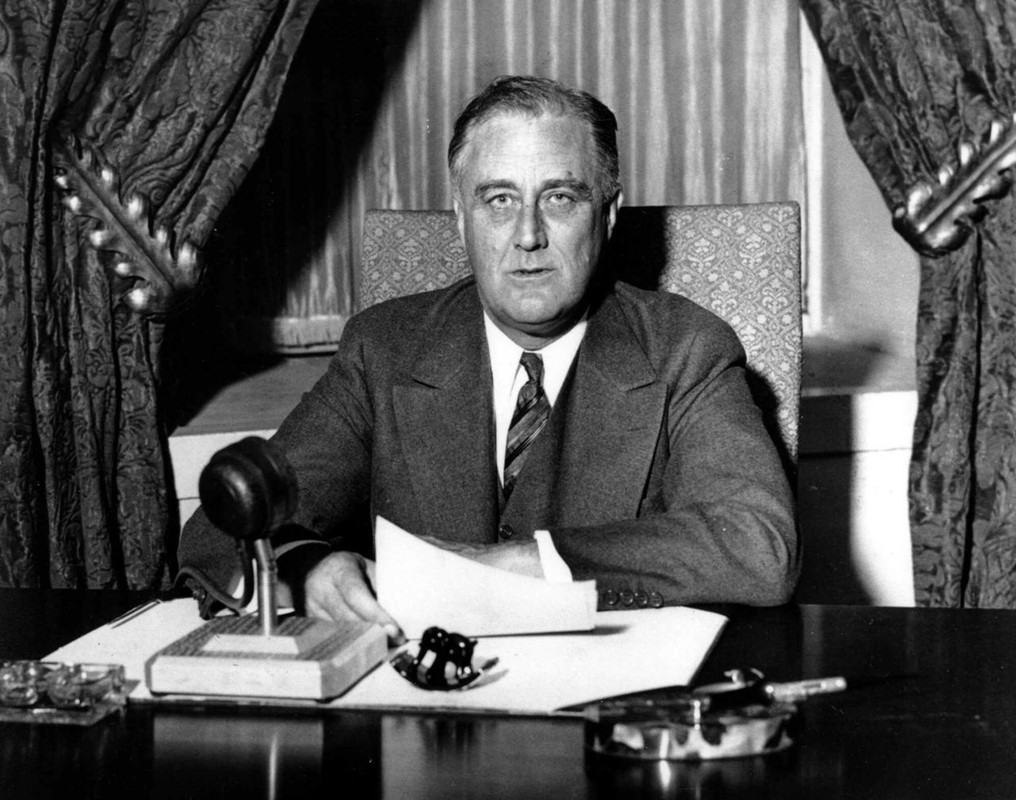 Esta foto fue tomada momentos antes de que el presidente de los Estados Unidos, Franklin D. Roosevelt, comenzara su histórico discurso al pueblo estadounidense el 12 de marzo de 1933