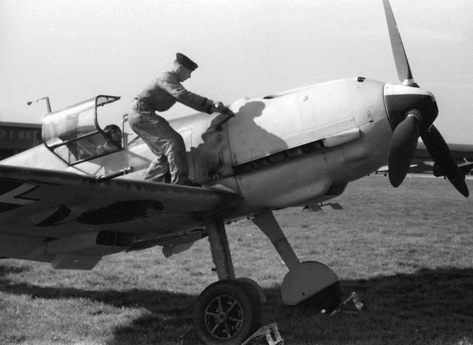 Un miembro de tierra ayuda al encendido de un Messerschmitt Bf 109