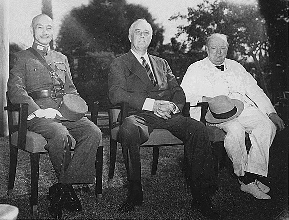 Chiang Kai-shek, Franklin Roosevelt y Winston Churchill durante la conferencia de El Cairo, noviembre de 1943
