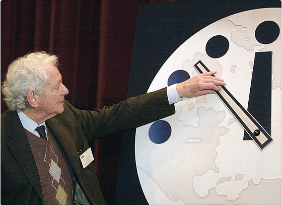 El ganador del Premio Nobel de Física, el Dr. Leon M. Lederman, director de Fermi National