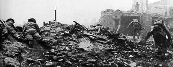 El Comando Nº 3 adiestrándose en combate en localidades aprovechando las ruinas provocadas por los bombarderos alemanes en el este de Londres