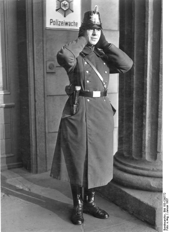 Un policía uniformado alemán en Berlín, enero de 1937