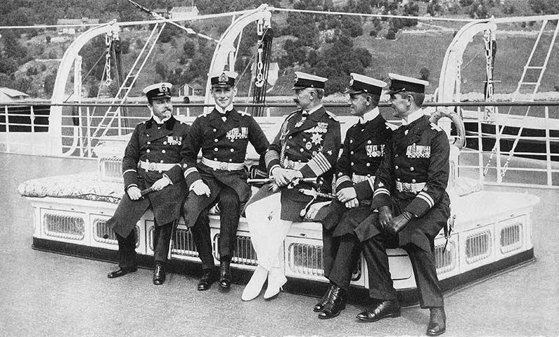 Erich Raeder, a la derecha del Kaiser Wilhelm II, 1912