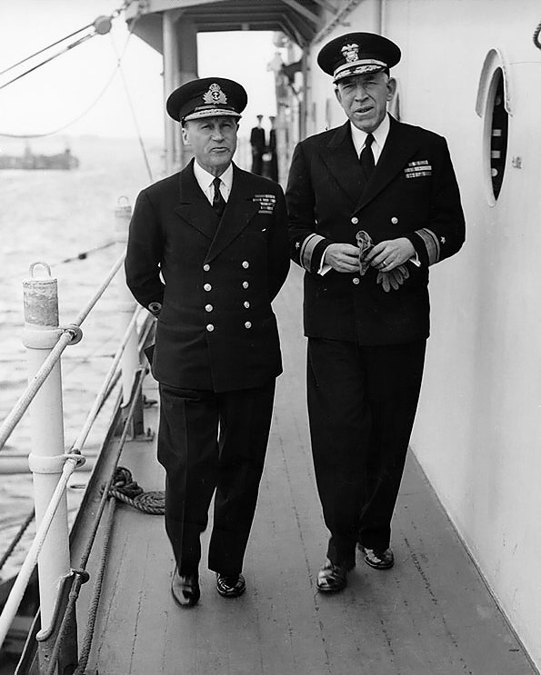 Sir Bertram Ramsay y John L. Hall, Jr. 25 de mayo de 1944