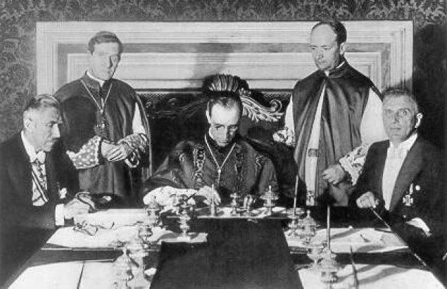Acoso selectivo. El Vice Canciller Nazi, Franz von Papen está sentado a la izquierda, Pacelli en el medio, y Rudolf Buttman está a la derecha. Von Papen fue acusado, y absuelto en los Juicios de Nuremberg gracias a la mediación del papa Juan XXIII