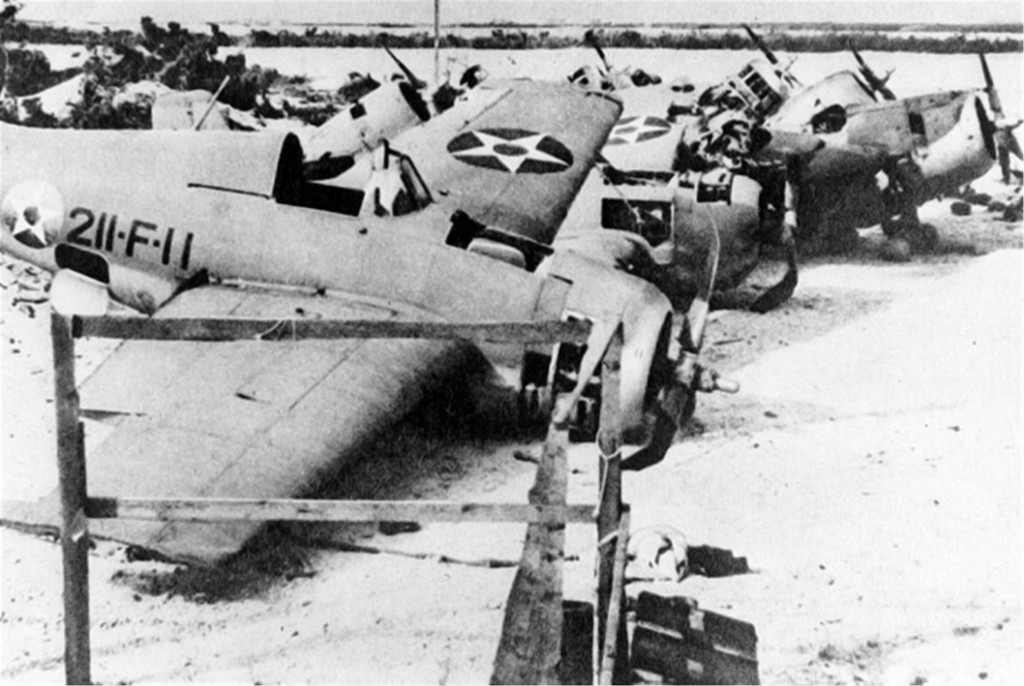 Aviones Grumman F4F-3 Wildcat destruidos en el aeródromo de Wake, 25 de diciembre de 1941