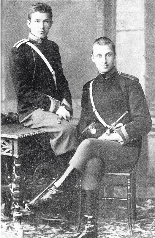 Mannerheim, derecha, con un compañero de estudios, Antoine Richard Drouvet, en la Escuela de Caballería, San Petersburgo