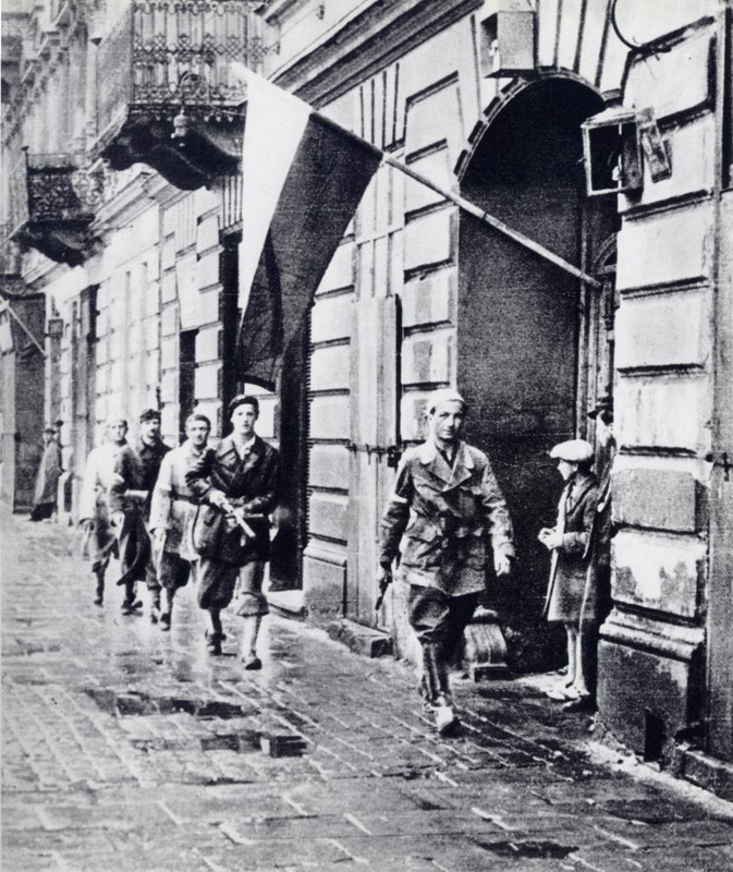 Soldados Territoriales Polacos de patrulla por un área de Varsovia, Polonia, 1944