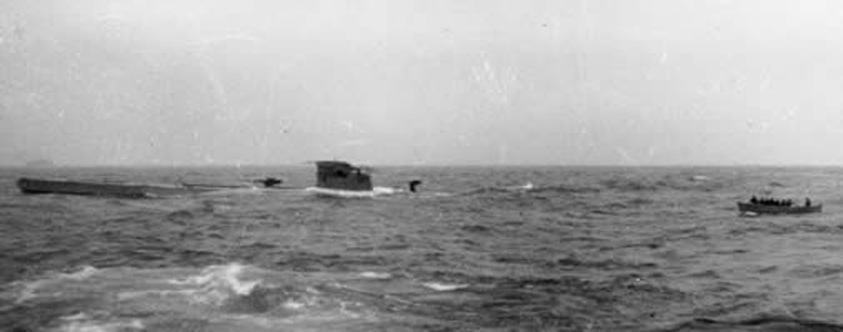 La lancha se acerca al U-110. Foto tomada desde el Bulldog