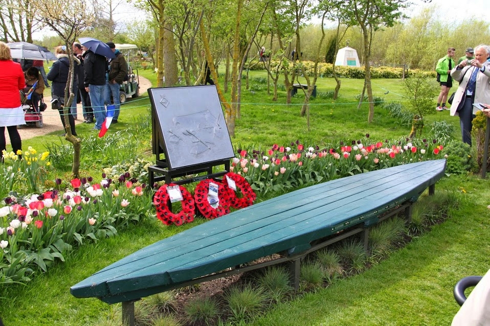 Monumento a la Operación Frankton en el National Memorial Arboretum en Staffordshire