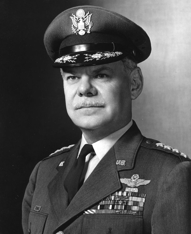 Coronel LeÃ³n W. Johnson, galardonado con la Medalla de Honor del Congreso por la acciÃ³n de Ploiesti, comandante del 44Âº grupo