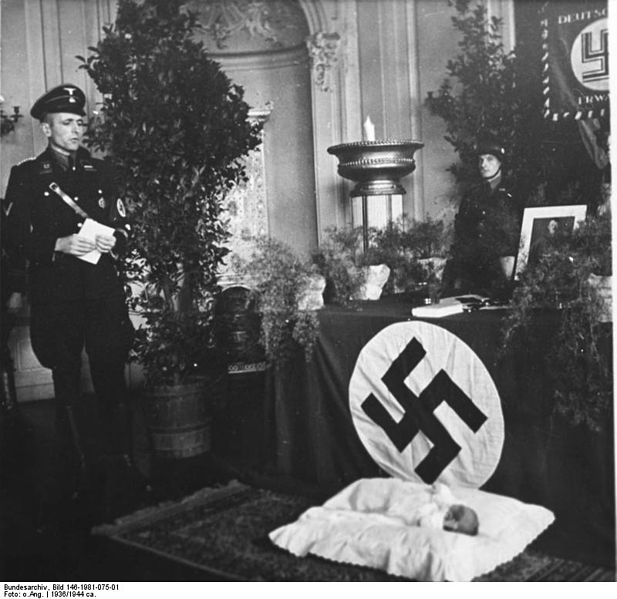 Bautizo de un niño de un Lebensborn según el Rito Nacional Socialista en 1936