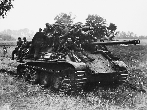 Tropas de la Frundsberg sobre un blindado en el área de Caen