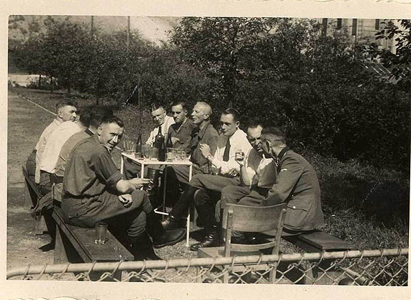 Los jefes del campo de concentración, tomando un refrigerio en una de las fotos del álbum. Museo del Holocausto