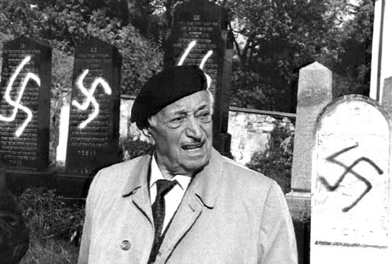 Simon Wiesenthal caminando por el cementerio judío de Eisenstadt, octubre de 1992