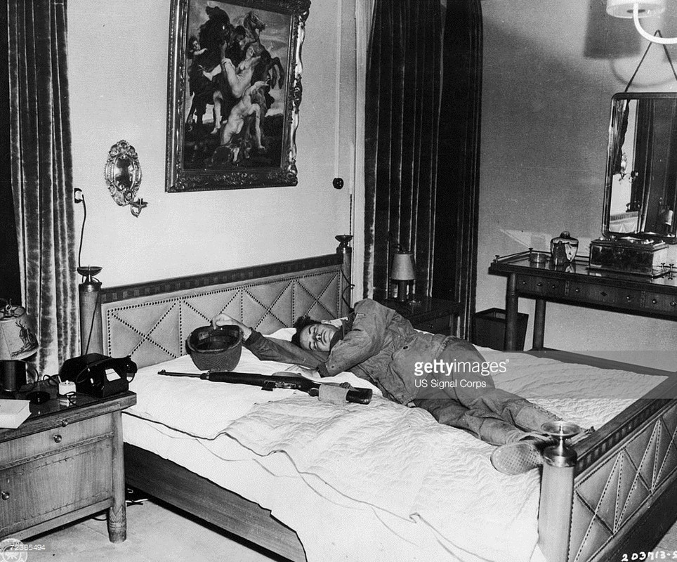 Soldado estadounidense toma una siesta en la cama de Hermann Goering después de que elementos del 3er Ejército de Estados Unidos capturara su casa de campo