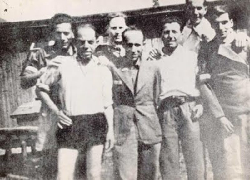 Siete de los falsificadores posan juntos poco después de su liberación de Ebensee el 5 de mayo de 1945. Primera fila, de izquierda a derecha, Salomon Smolianoff, Gottlieb Ernst, desconocido y Groen Max. segunda fila, de izquierda a derecha, Adolf Burger, desconocido y Bosboom Andries