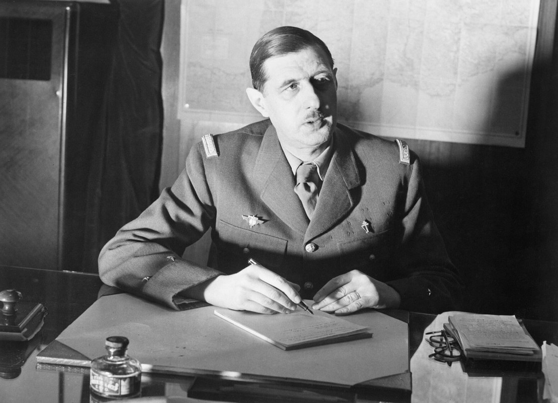 El comandante de las fuerzas francesas libres, el general Charles de Gaulle, sentado en su despacho en Londres durante la Segunda Guerra Mundial. 