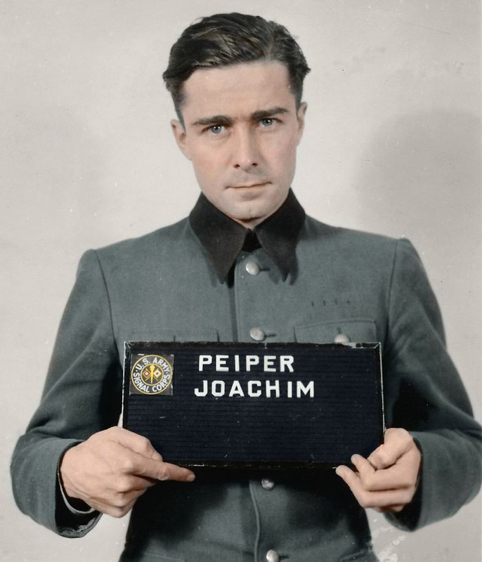 Joachim Peiper, 1915-1976, fue un SS-Standartenführer, Coronel de Regimiento de las Waffen-SS. Entre 1940 y 1941 fue secretario personal de Heinrich Himmler donde ascendió rápidamente