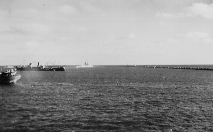 El Graf Spee saliendo de puerto. Se puede apreciar al Mercante Tacoma a la izquierda de la foto