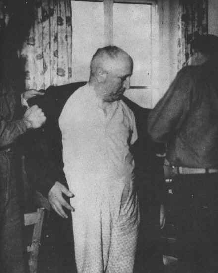 Ley es arrestado en pijama por paracaidistas estadounidenses en mayo de 1945