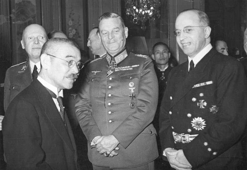 Keitel, centro, habla con el Ministro de Asuntos Exteriores japonés Yosuke Matsuoka, izquierda, y Heinrich Stahmer en Berlín el 28 de marzo 1941
