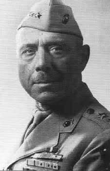 General William H. Rupertus comandante de la 1ª División de Marines