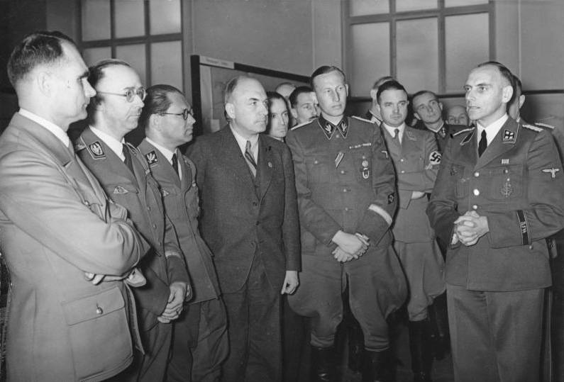 Rudolf Heß, Heinrich Himmler, Philipp Bouhler, Todt y Reinhard Heydrich, por la izda., escuchando Konrad Meyer en la exposición del Plan General del Este. 20 de marzo de 1941