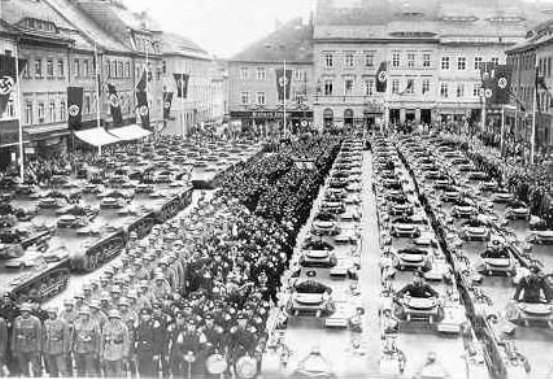  2º Regimiento Panzer de la 2ª División Panzer, listo para iniciar un desfile en 1936