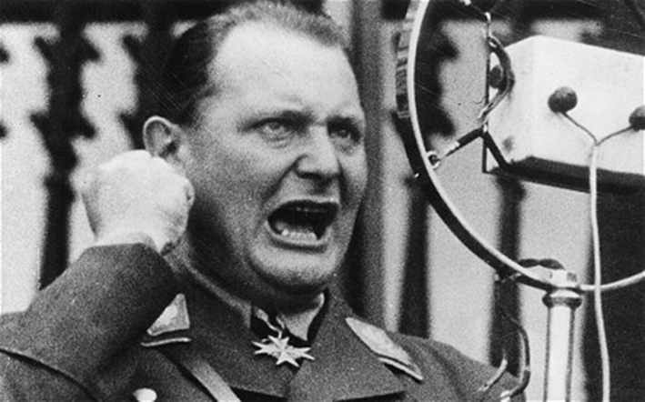Göring dando un discurso en un mitin