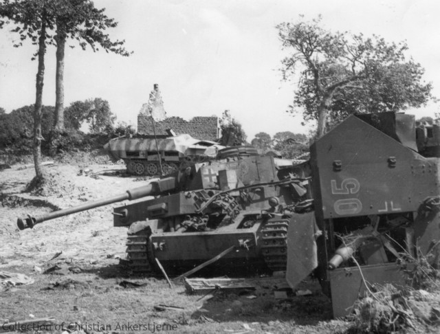 Un Pz Kpfw IV Ausf. H, junto a dos Sd Kfz 251 Ausf. D. Este Pz Kpfw IV Ausf. H está equipado con una antena adicional en la torreta, por lo que es un vehículo de mando. Tiene el número táctico 779, y muy probablemente pertenecía al Obersturmführer Karl Kloskowski. Estos vehículos fueron destruidos en Normandía a finales de julio 1944