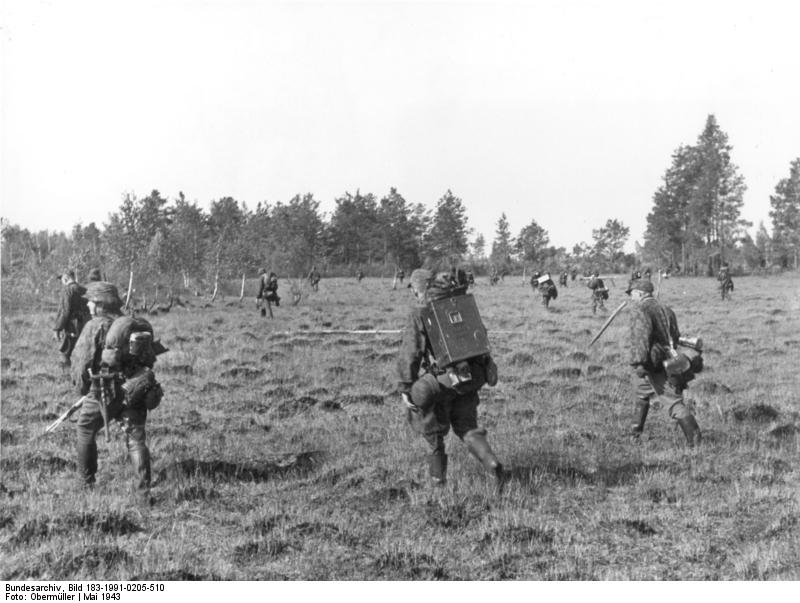 Soldados de la Florian Geyer buscando partisanos