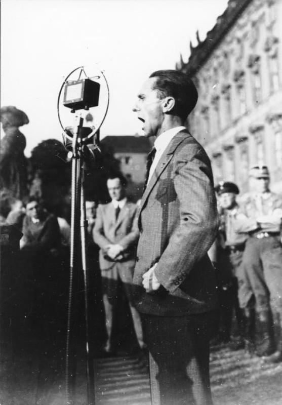 Goebbels en un mitin político celebrado en 1932