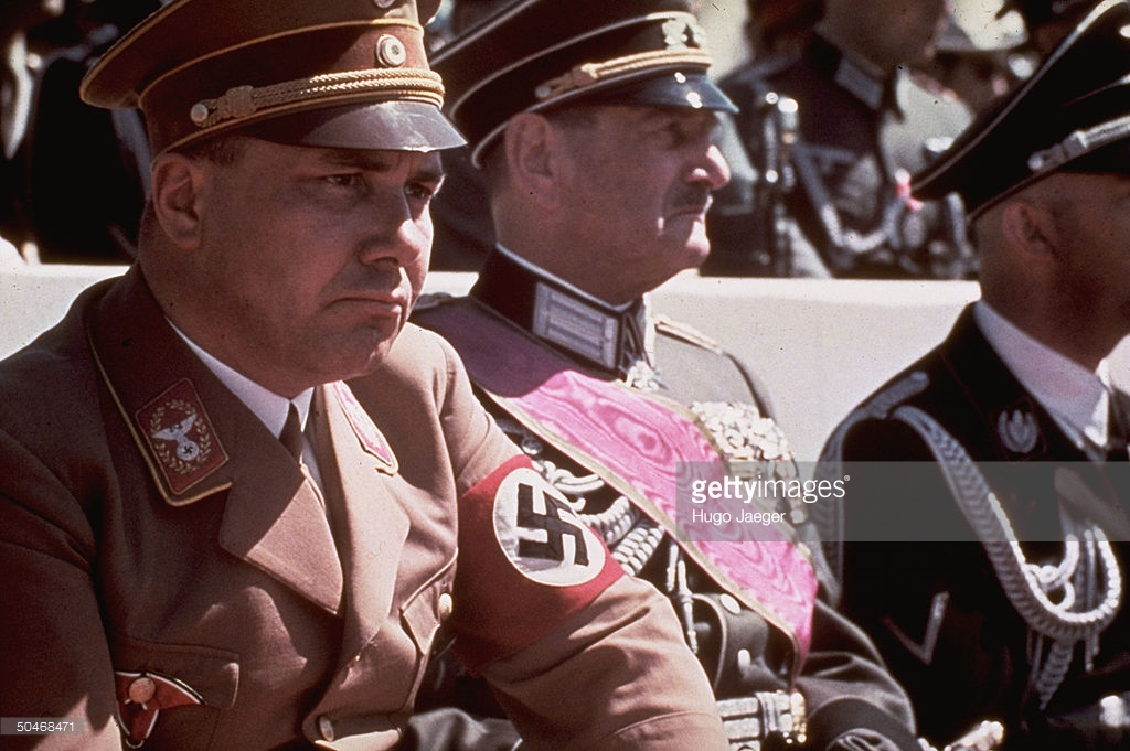 Martin Bormann, izquierda, sentado junto a Franz Ritter von Epp y el comandante de la SS Heinrich Himmler en el evento del Día de los Veteranos del Reich, Kassel, Alemania, 4 de junio de 1939