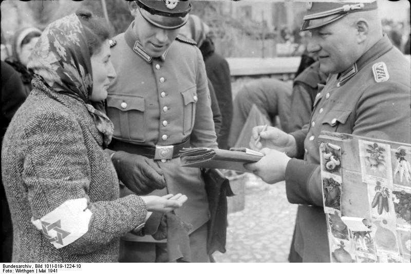 Policía pidiendo documentación a Judíos en Lublin, Polonia en mayo de 1941