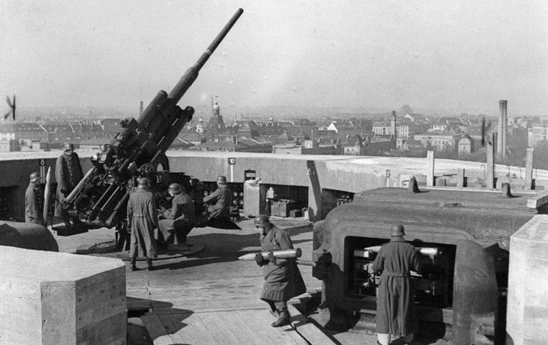 Un Flak. 40 preparado para disparar en la torre antiaérea del zoo de Berlín