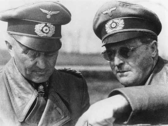Walter Model, izquierda, consulta un mapa con un comandante Panzer en el frente oriental