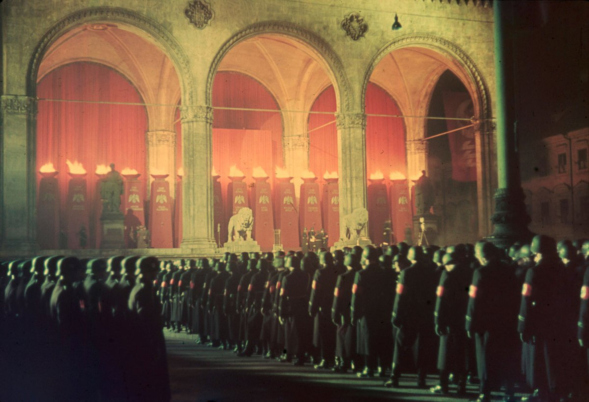 Juramento anual de la medianoche, realizado por tropas de las SS en Feldherrnhalle, Múnich, 1938