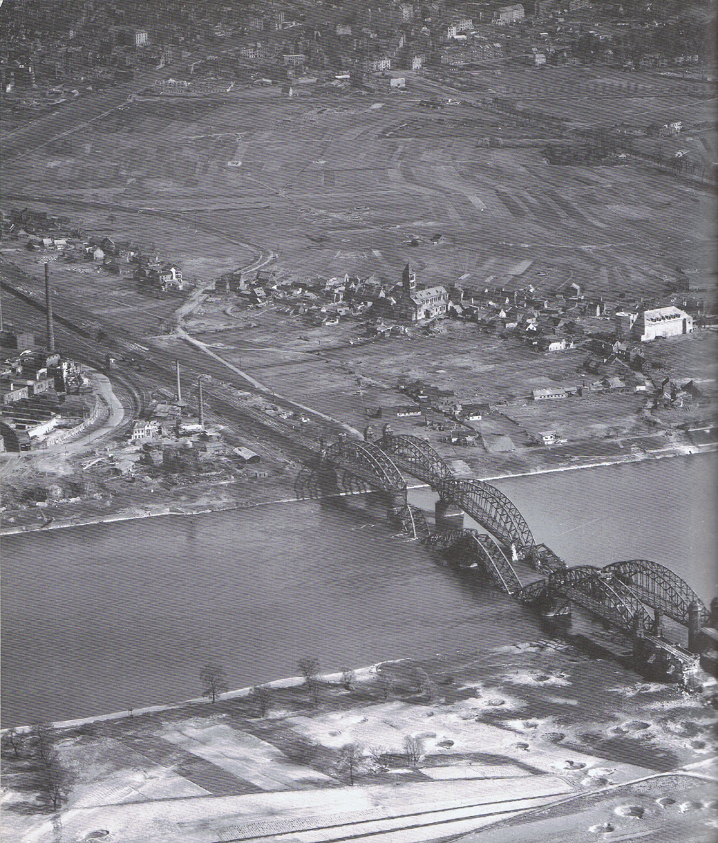 Puente del ferrocarril cerca de Neuss el 26 de marzo de 1945, fue bombardeado y dinamitado
