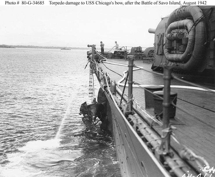 Tripulantes del USS Chicago, a la mañana siguiente de la batalla, cortando las planchas del costado dañado por un torpedo durante la noche del 9 de agosto, en Guadalcanal