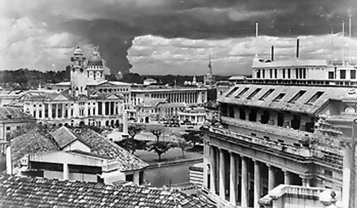 Una columna de humo procedente de la quema de tanques, impregna la ciudad de Singapur, recién tomada por los japoneses. Febrero de 1.942