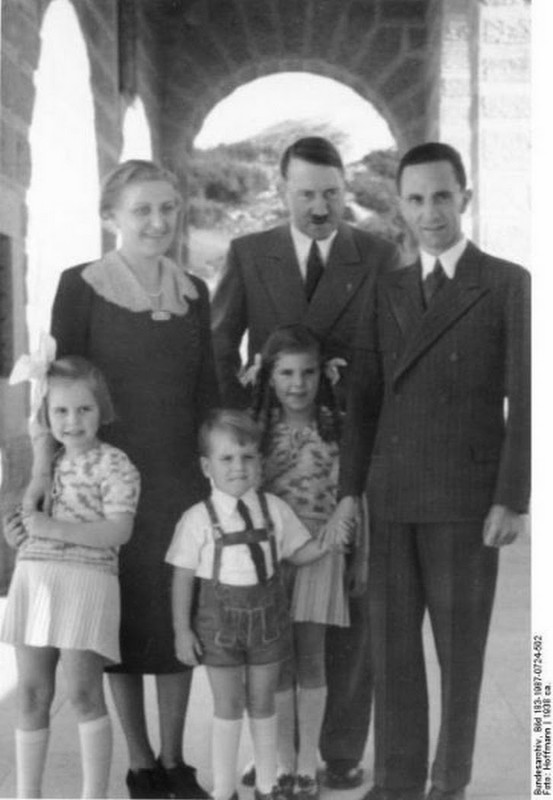 Parte de la Familia Goebbels junto a Hitler en Obersalzberg en 1938