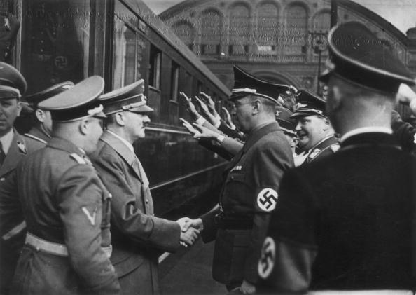 Hitler regresa a Berlín tras la firma del Pacto de Munich. Lo recibe Konrad Henlein, Jefe del Partido Nazi de los Sudetes. Entre otros, se puede ver a Julius Schaub, Martin Bormann, Hermann Göring, Heinrich Himmler, de espaldas