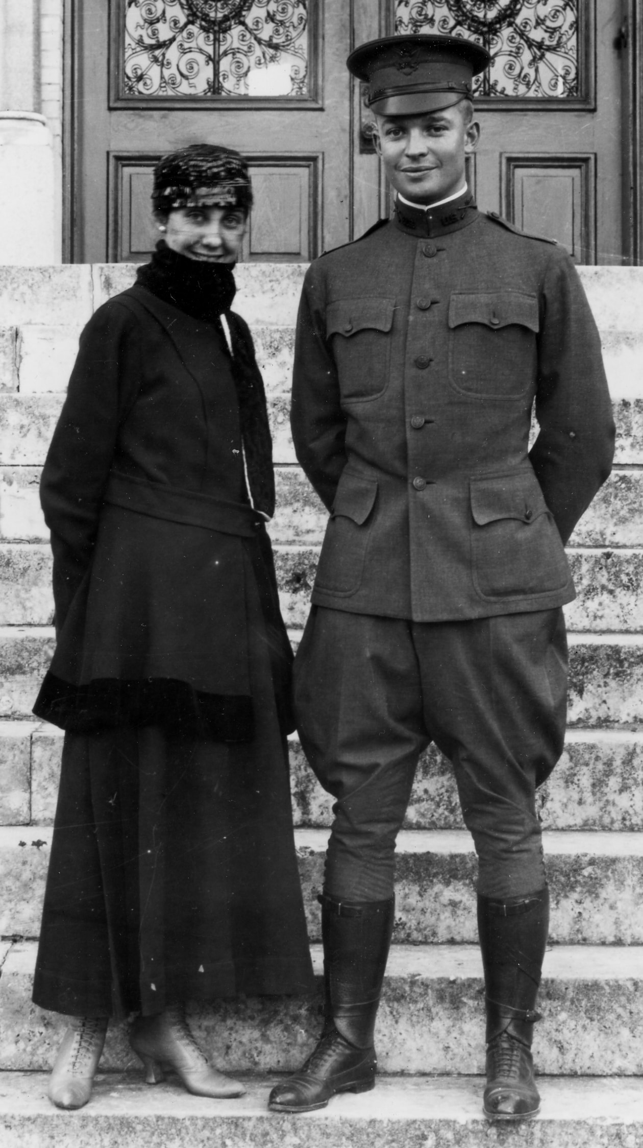 Dwight D. Eisenhower, vestido de uniforme, junto a su esposa Mamie Eisenhower
