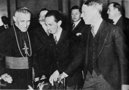 Goebbels saludando al Nuncio del Papa el Monseñor Cecare Orsenigo en 1934