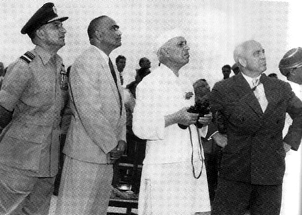 El Primer Ministro Jawaharlal Nehru y el profesor Kurt Tank, octubre de 1962