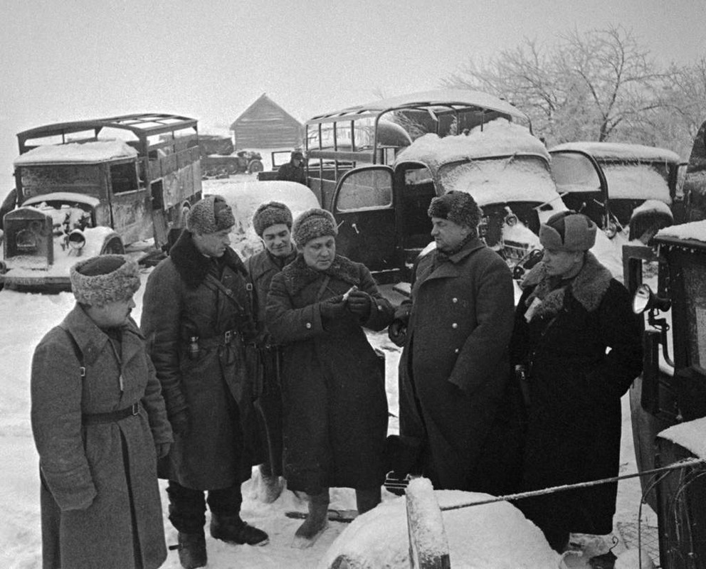 El Teniente General Rokossovsky, el segundo por la izquierda, examinando vehículos alemanes