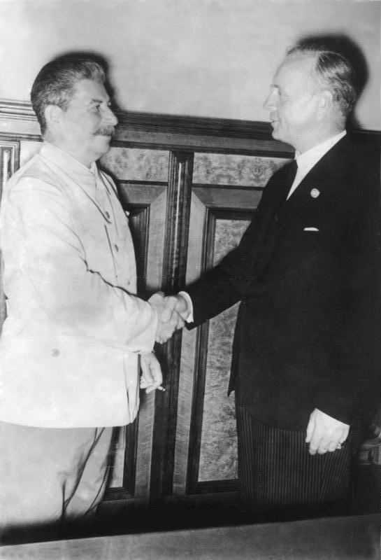 Stalin y Ribbentrop en la firma del pacto de no agresión 23 de Agosto de 1939